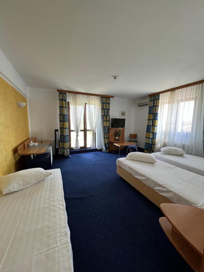 Hotel Doi Taurasi Afumaţi Exterior foto
