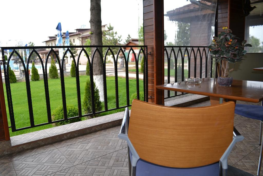 Hotel Doi Taurasi Afumaţi Exterior foto